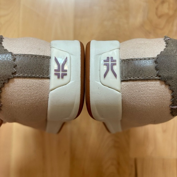 KURU Roam Canvas and Leather Sneakers in Sand, Like new! - Picture 9 of 11